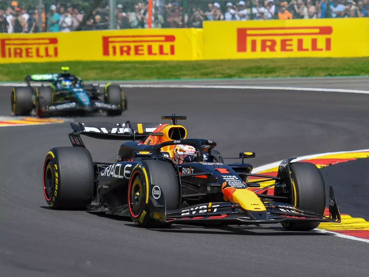 Max Verstappen kann die Gegner nicht mehr so dominieren wie noch vor kurzem Foto zur News: Nach Schumacher-Kritik - Wache gibt zu: RB20 hat "nicht geliefert wie erwartet"