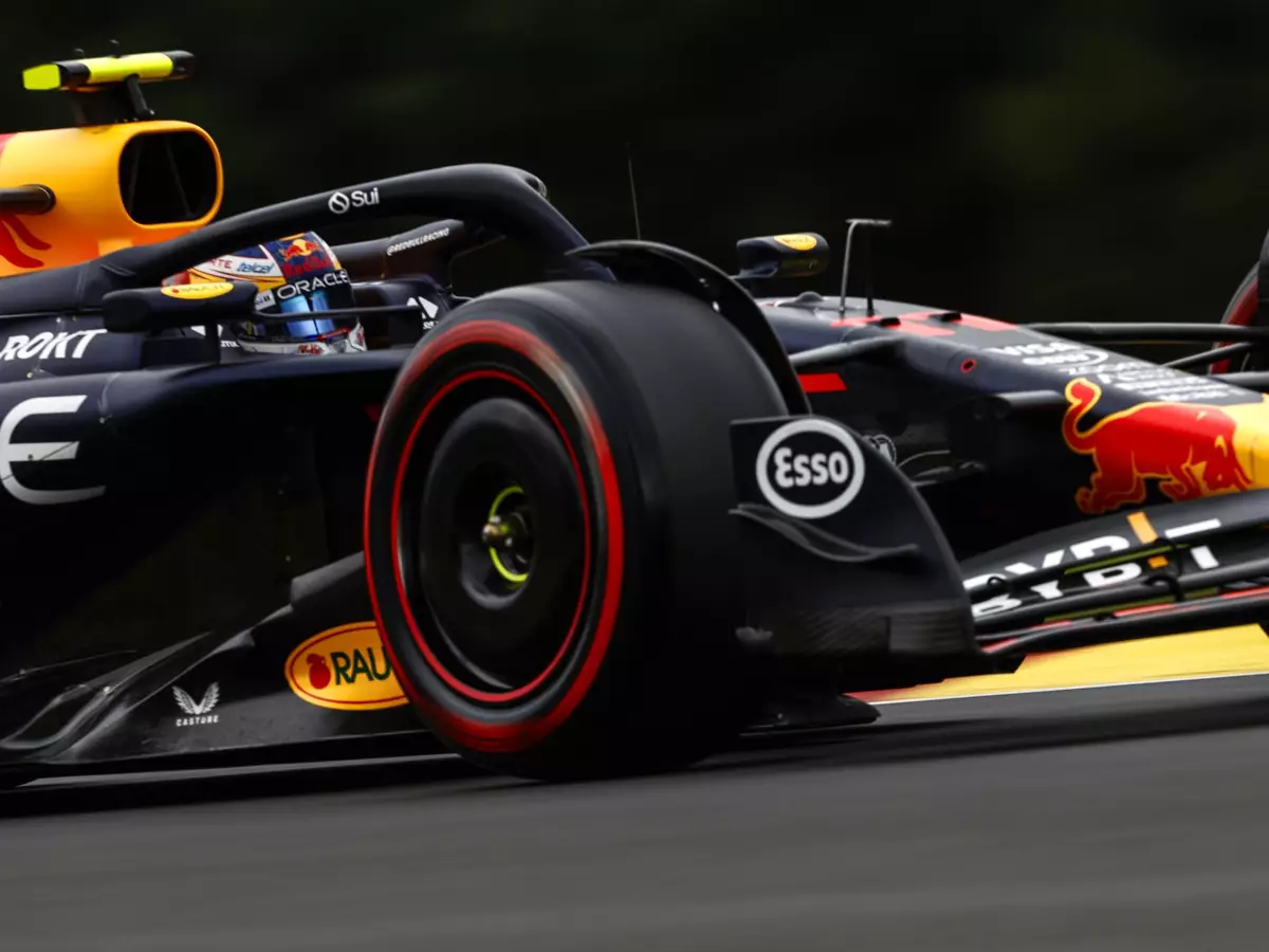 Sergio Perez im Red Bull RB20 beim Formel-1-Rennen in Belgien 2024 Foto zur News: Helmut Marko: Perez-Entscheidung ist kein Gefallen für Liberty Media