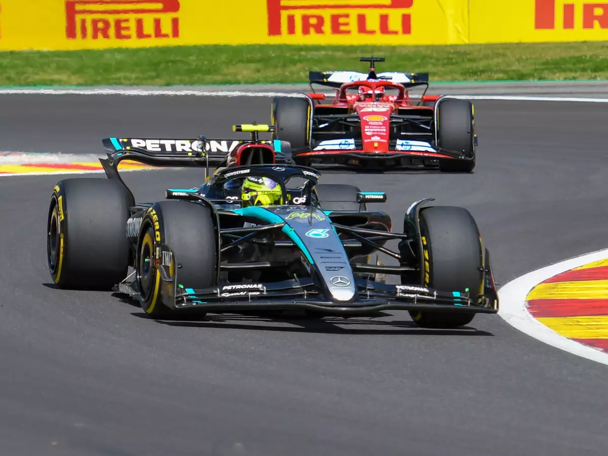 Lewis Hamilton, Charles Leclerc Foto zur News: Mercedes: Warum Hamilton jetzt so viel besser mit dem W15 zurechtkommt