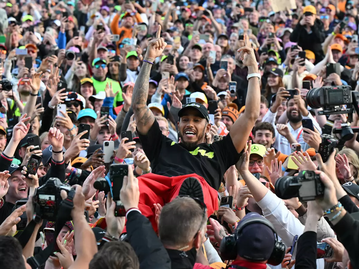 Lewis Hamilton (Mercedes) lässt sich nach seinem Sieg in Silverstoen 2024 feiern Foto zur News: Längste Zeit zwischen erstem und letztem F1-Sieg: Hamilton - und dann?