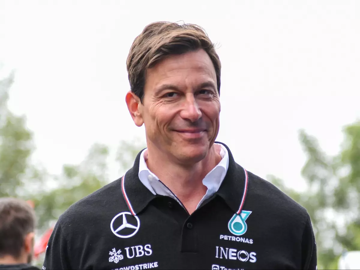 Toto Wolff Foto zur News: Wolff enthüllt Verstappen-Gespräche: Tür für 2026 trotz Antonelli noch nicht zu