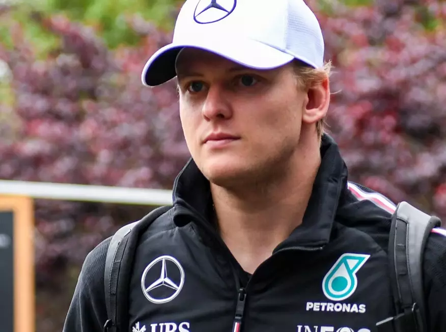 Mick Schumacher in Mercedes-Kleidung, weil er Test- und Ersatzfahrer ist für das Team Foto zur News: Mick Schumacher: Auf Instagram von Alpine-Absage erfahren
