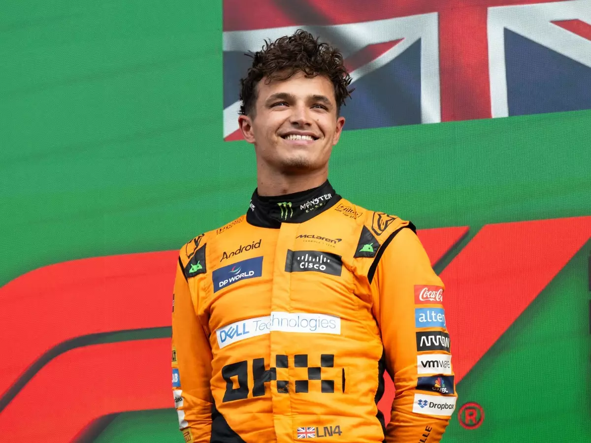 Lando Norris Foto zur News: Norris lacht über Start-Misere: "Schon gewöhnt, dass es nach hinten geht"