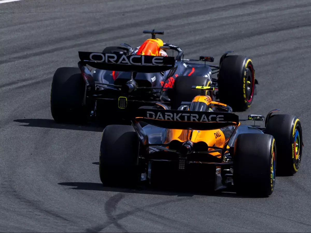 Max Verstappen im Red Bull B20 vor Lando Norris im McLaren MCL38 in Zandvoort 2024 Foto zur News: Toto Wolff: Formel-1-WM 2024 ist wieder "ganz offen"