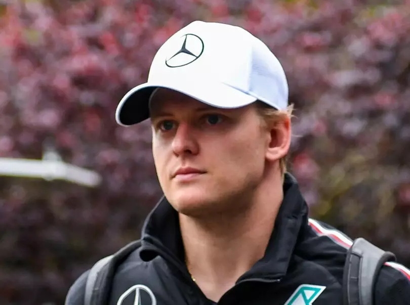 Mick Schumacher im Fahrerlager der Formel 1 Foto zur News: Warum sich James Vowles gegen Mick Schumacher entschieden hat