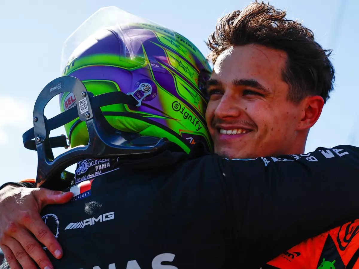 Lewis Hamilton und Lando Norris nach dem Formel-1-Rennen in Silverstone 2024 Foto zur News: Lewis Hamilton: "Nicht unmöglich", dass Lando Norris 2024 Weltmeister wird