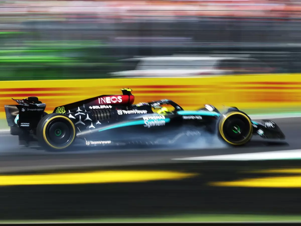 Lewis Hamilton verbremst sich: Der Brite warf ein besseres Ergebnis weg Foto zur News: Lewis Hamilton "stinksauer", denn: "Müsste auf Pole stehen!"