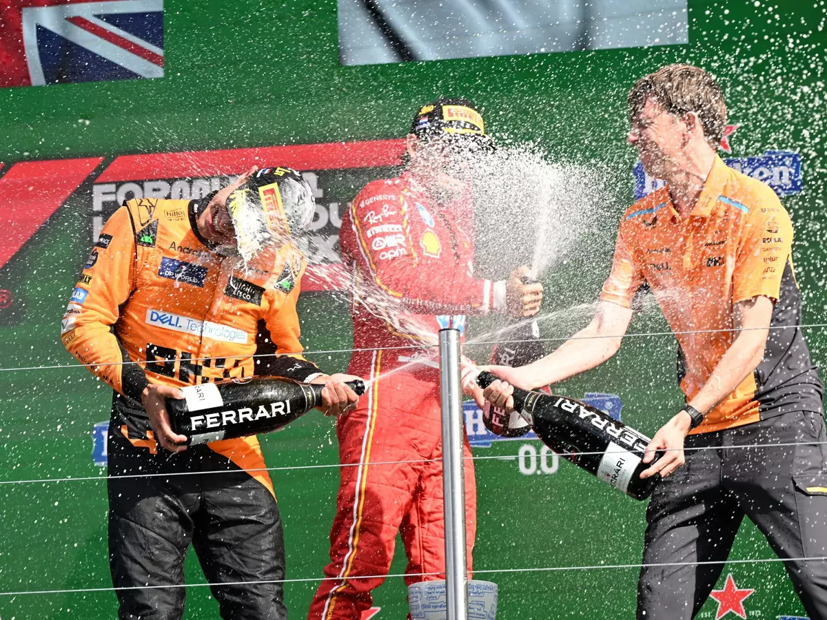 Charles Leclerc, Lando Norris Foto zur News: Wie die Champagner-Dusche zur Tradition auf dem F1-Podium wurde