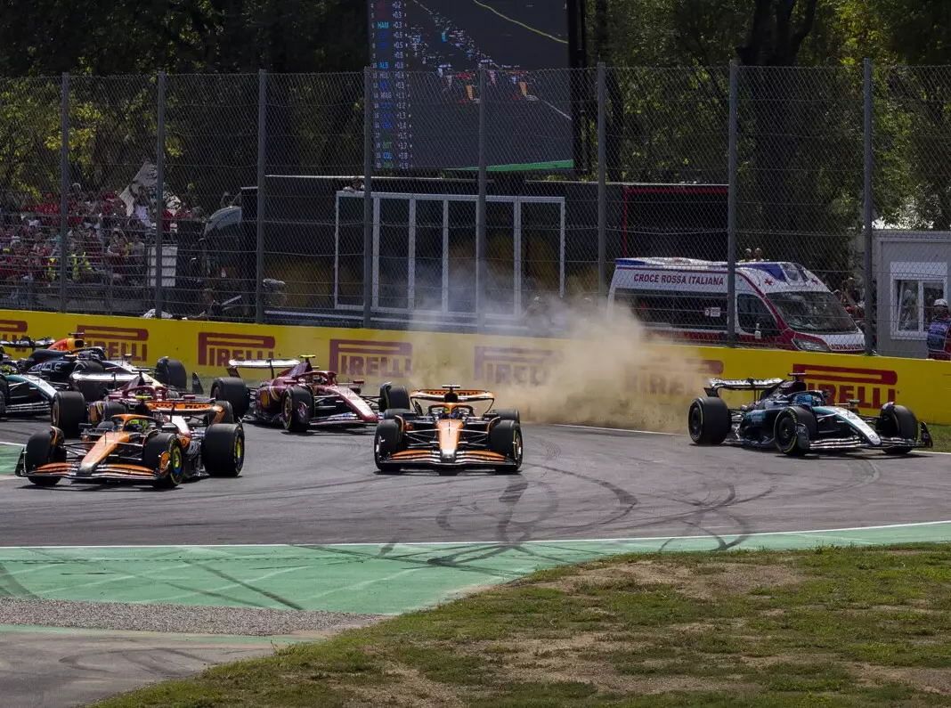 Lando Norris und Oscar Piastri kriegen die erste Kurve, George Russell nicht Foto zur News: Papaya-Block lässt Russell abtropfen: Rennen schon nach einer Kurve ruiniert