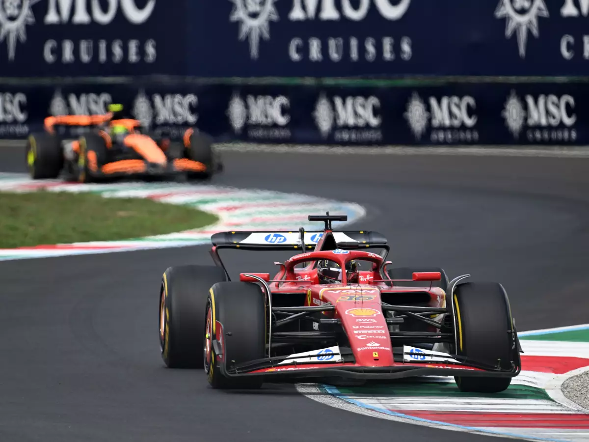 Charles Leclerc, Lando Norris Foto zur News: Ferrari: Norris' Undercut gegen Leclerc hat den Sieg überhaupt möglich gemacht