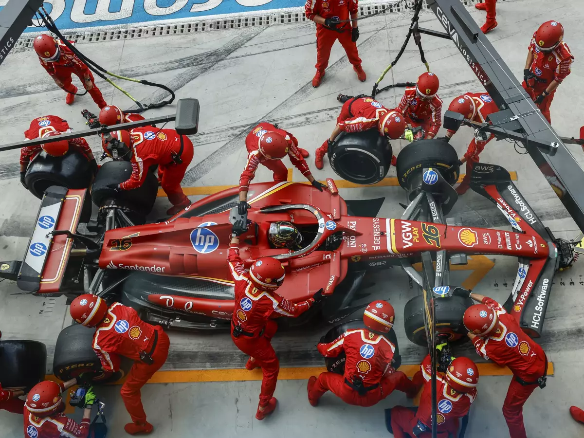 Charles Leclerc im Ferrari SF-24 beim Boxenstopp im Formel-1-Rennen in Monza 2024 Foto zur News: Ferrari präsentiert neue Struktur mit Nachfolger von Enrico Cardile