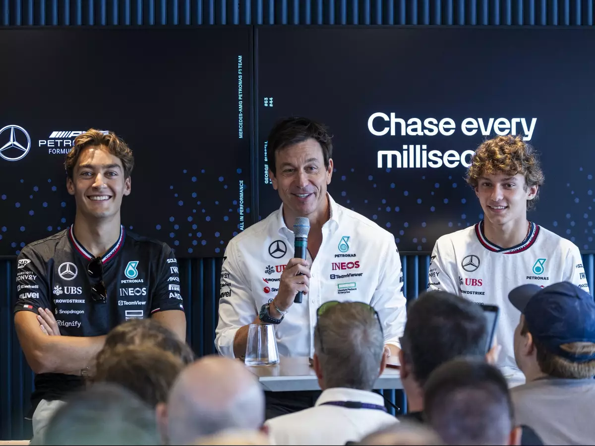 George Russell, Mercedes-Teamchef Toto Wolff und Andrea Kimi Antonelli Foto zur News: Toto Wolff "sehr stolz": 2025 erstmals mit zwei Mercedes-Junioren