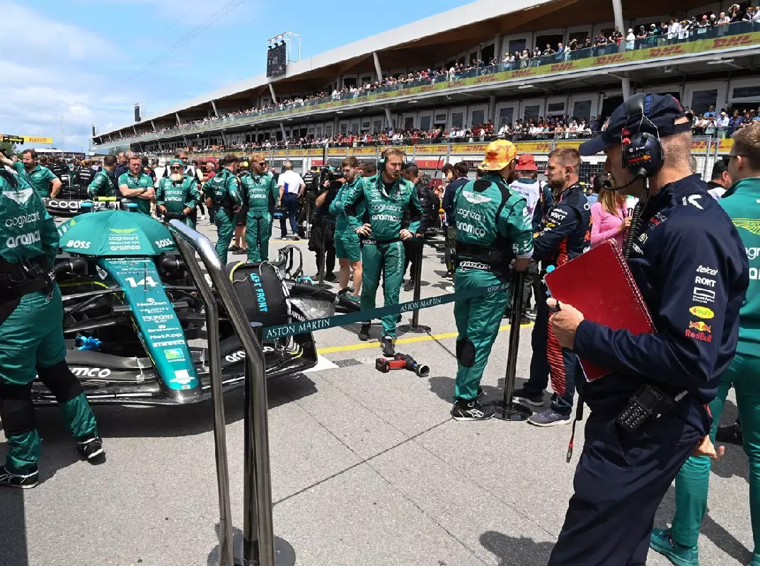 Adrian Newey vor dem Aston Martin von Fernando Alonso Foto zur News: Newey ist bereit für Aston Martin, aber ist das Team bereit für ihn?