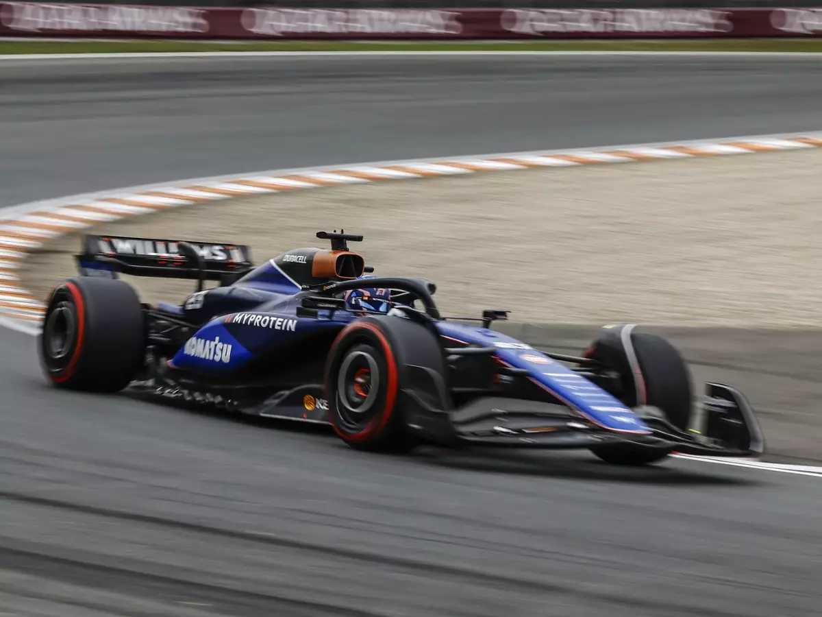 Alexander Albon im Williams FW46 beim Formel-1-Rennen in Zandvoort Foto zur News: Williams-Unterboden in Zandvoort: Schmirgelpapier hat es kuriert