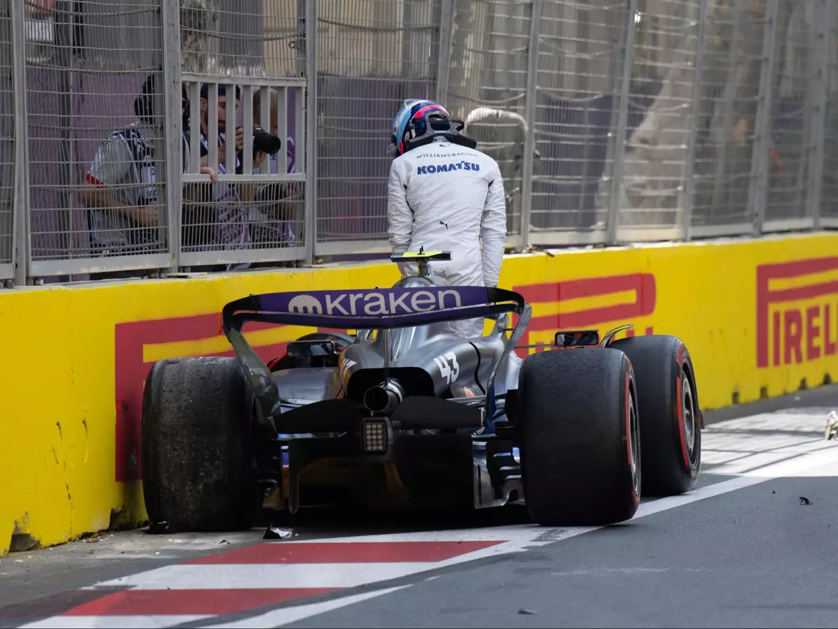 Da ist's passiert: Franco Colapinto crasht den Williams in Kurve vier in Baku Foto zur News: Zweimal in der Mauer - Kritik an Neuling Colapinto: "Er ist schnell, aber ..."