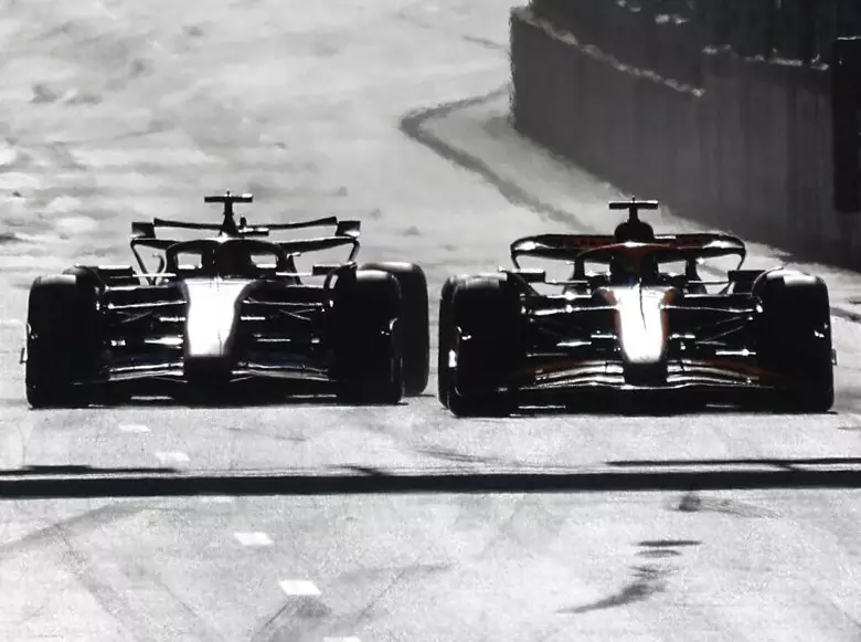 Das Duell des Rennens: Piastri und Leclerc kämpften in Baku von Anfang bis Ende Foto zur News: Paralleldrift inklusive: Piastris Mega-Manöver #AND# Leclercs "Fehleinschätzung"