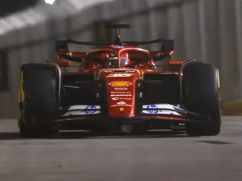 Charles Leclerc im Ferrari SF-24 beim Formel-1-Rennen in Singapur 2024 Foto zur News: Charles Leclerc: Warum Ferrari die Konstrukteurs-WM (fast) abschreibt