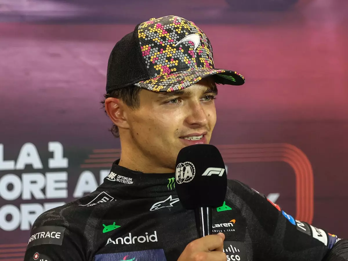 Lando Norris bei der Pressekonferenz nach seinem Sieg beim Singapur-GP 2024 Foto zur News: "Dumme Frage": Wie Lando Norris seine WM-Chancen einordnet