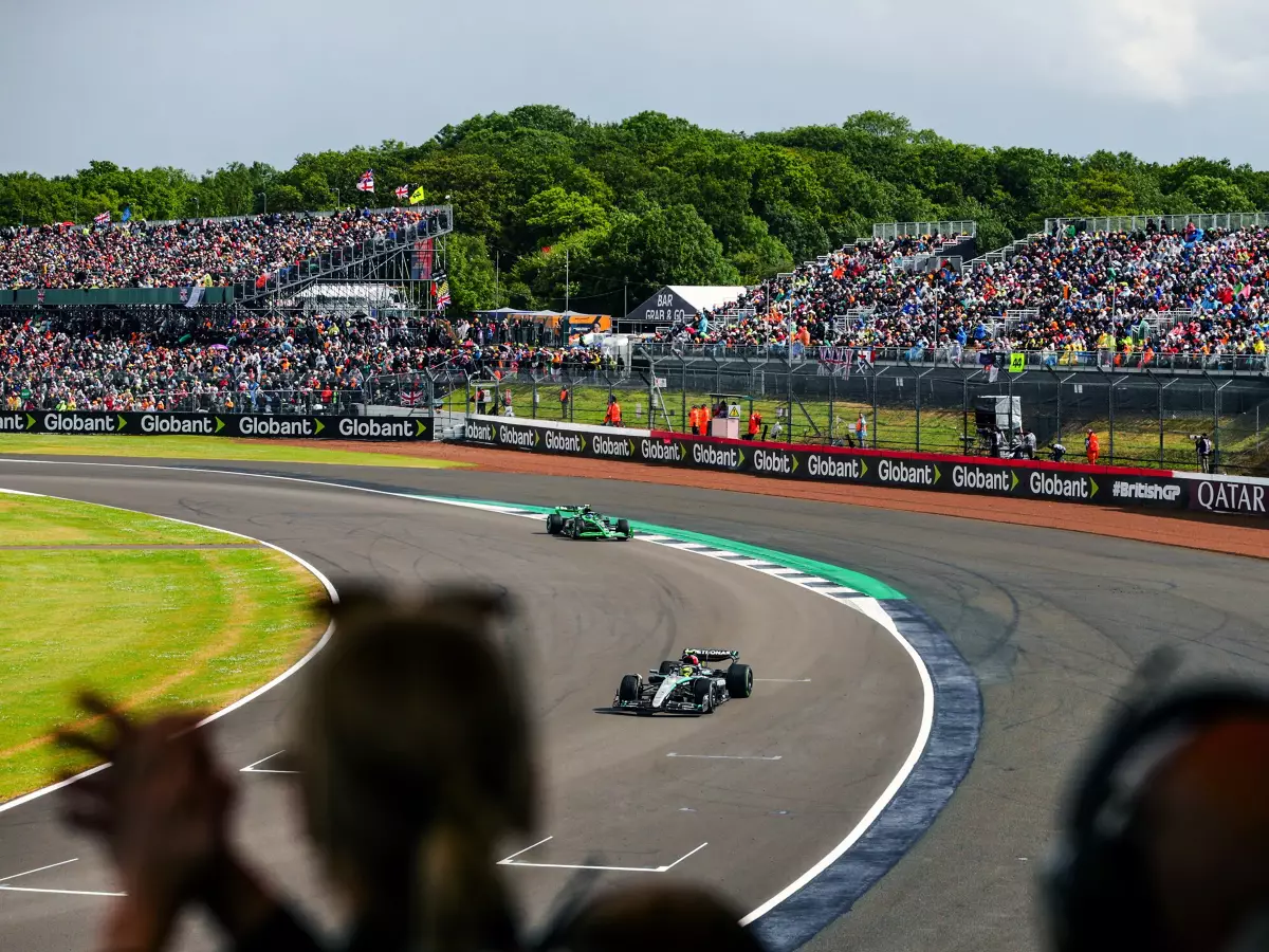 Lewis Hamilton Foto zur News: Nach Kritik an Ticketpreisen: Silverstone ergreift Maßnahmen für 2025