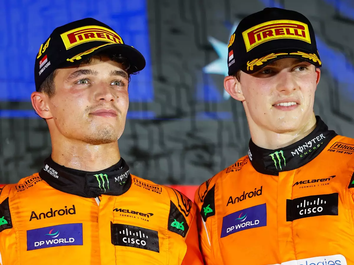 Lando Norris und McLaren-Teamkollege Oscar Piastri auf dem Podium in Singapur 2024 Foto zur News: Warum freuen sich die McLaren-Fahrer nicht mehr?