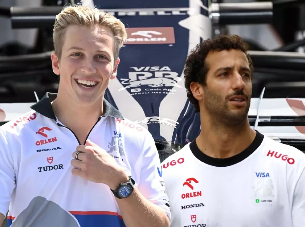 Fotomontage: Liam Lawson und Daniel Ricciardo vor dem Racing-Bulls-Logo Foto zur News: Endlich offiziell: Racing Bulls schmeißt Ricciardo raus, holt Lawson