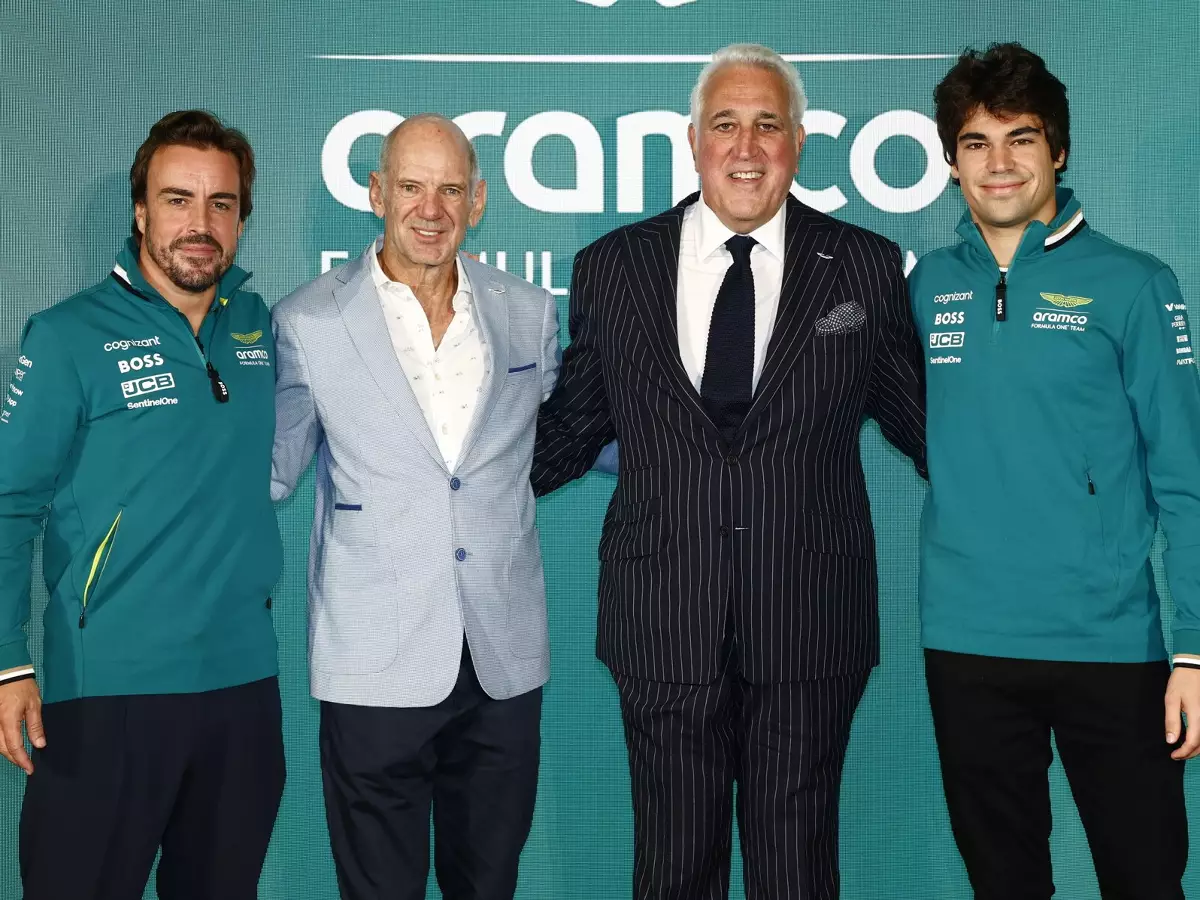 Fernando Alonso, Adrian Newey, Lawrence und Lance Stroll bei der Vorstellung von Newey Foto zur News: Aston Martin und Adrian Newey: Größter Fokus liegt auf 2026