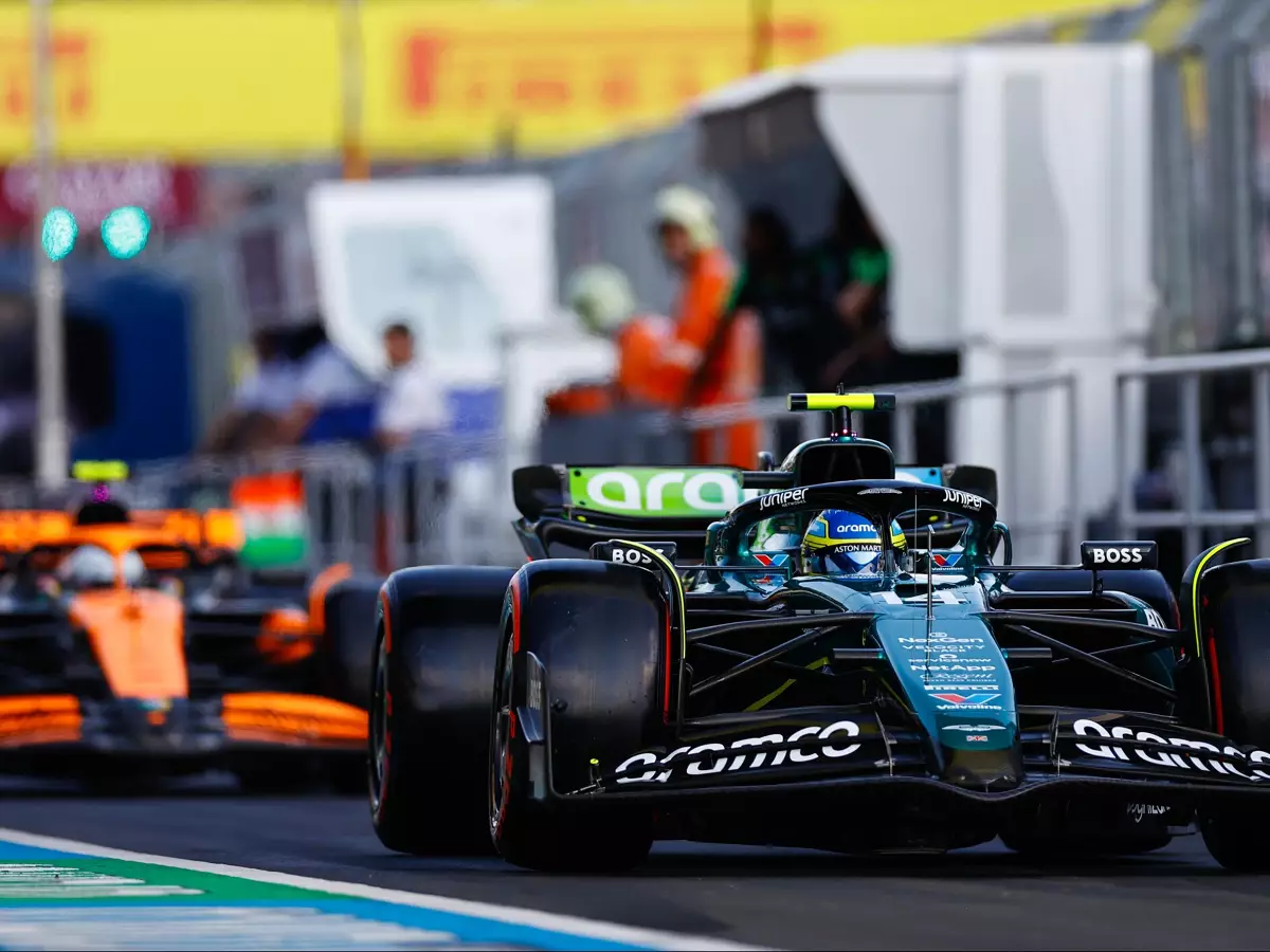 Fernando Alonso im Aston Martin AMR24 vor Lando Norris im McLaren MCL38 Foto zur News: Wie sich Aston Martin ein Beispiel nimmt an McLaren