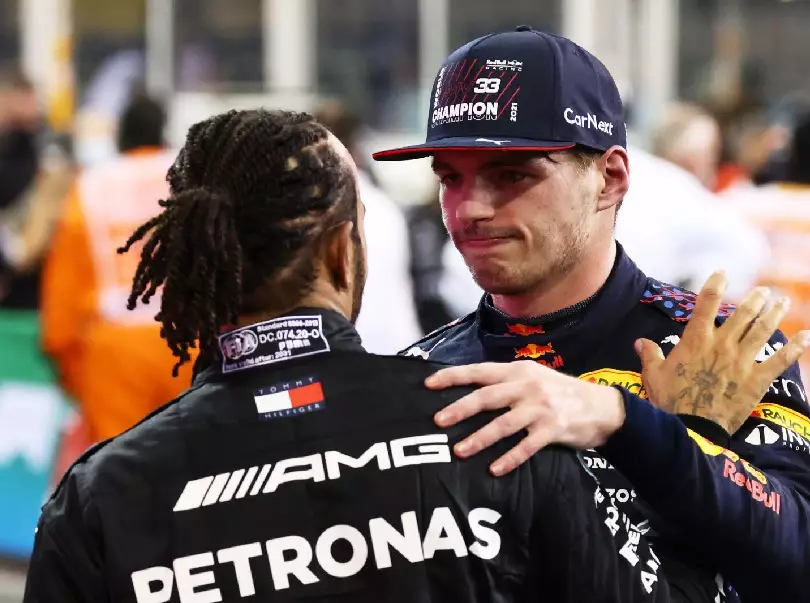 Lewis Hamilton und Max Verstappen nach dem Formel-1-Saisonfinale 2021 in Abu Dhabi Foto zur News: Günther Steiner: Abu Dhabi 2021 "eine Shitshow biblischen Ausmaßes"