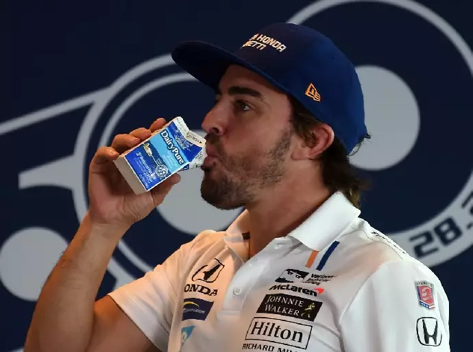 Fernando Alonso trinkt Milch beim Indianapolis 500 Foto zur News: Fernando Alonso: Bin vermutlich bald zu alt für die "Triple-Crown"