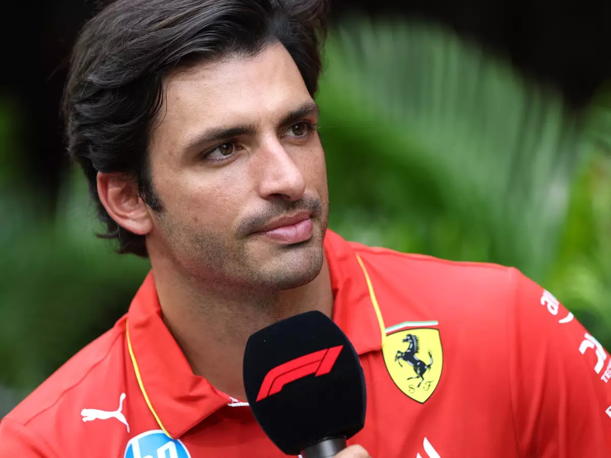 Ferrari-Fahrer Carlos Sainz gibt ein Interview im Formel-1-Fahrerlager 2024 Foto zur News: Williams: Sprechen schon mit Carlos Sainz über das 2025er-Auto