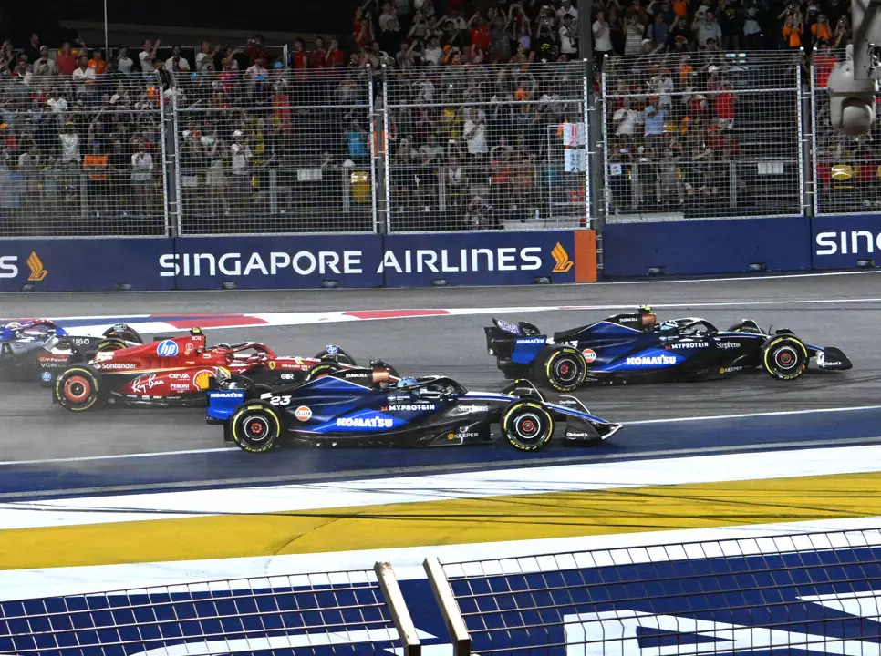 Alexander Albon, Franco Colapinto (Williams) am Start zum Formel-1-Rennen in Singapur Foto zur News: Nach Funk in Singapur: Spürt Albon bei Williams jetzt mehr Druck?