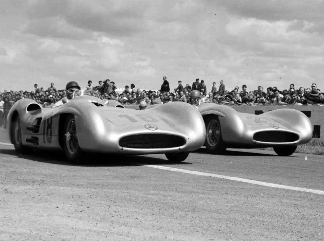 Die Mercedes-Fahrer Juan Manuel Fangio und Karl Kling 1954 in Reims in Frankreich Foto zur News: Doppelsieg beim ersten Sieg: Diese Teams haben das geschafft!