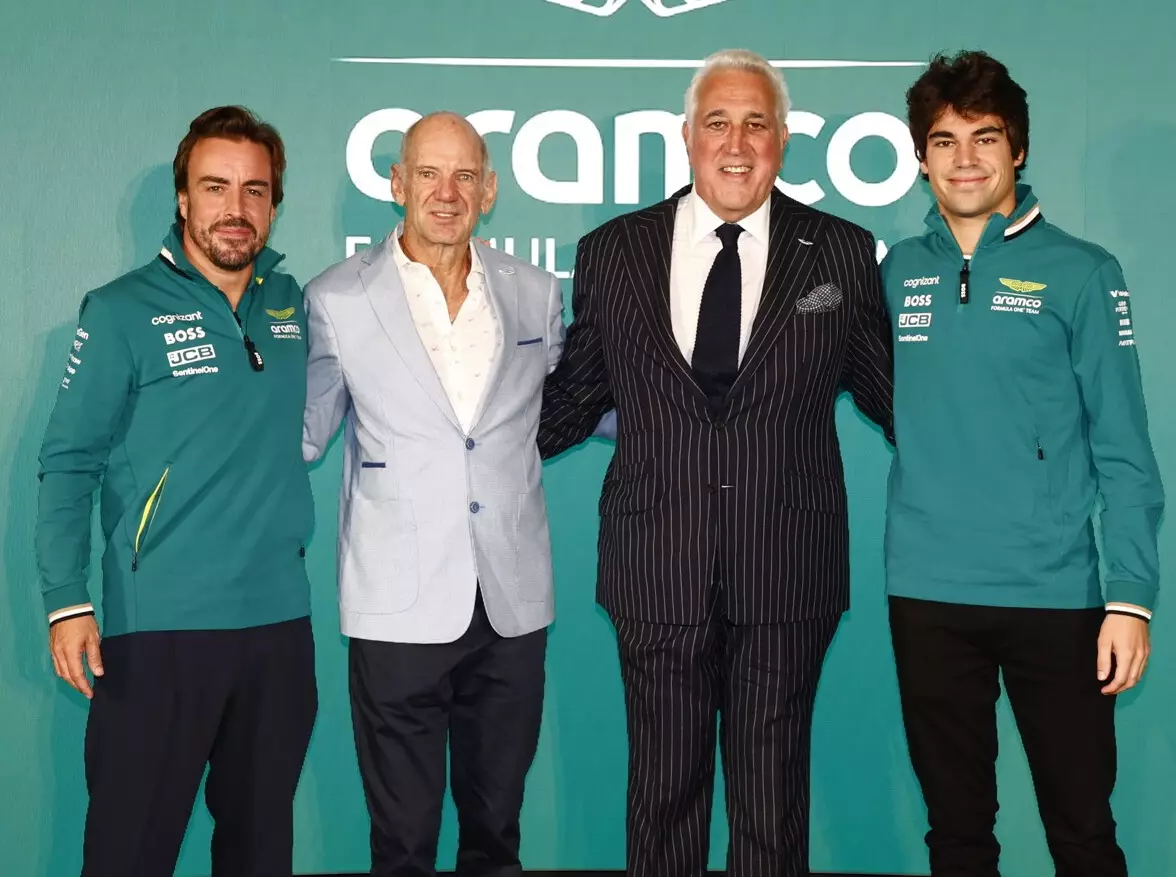 Fernando Alonso, Adrian Newey, Lawrence und Lance Stroll bei einer Pressekonferenz Foto zur News: Aston Martin: Kommen Adrian Newey und Co. zu spät für Fernando Alonso?