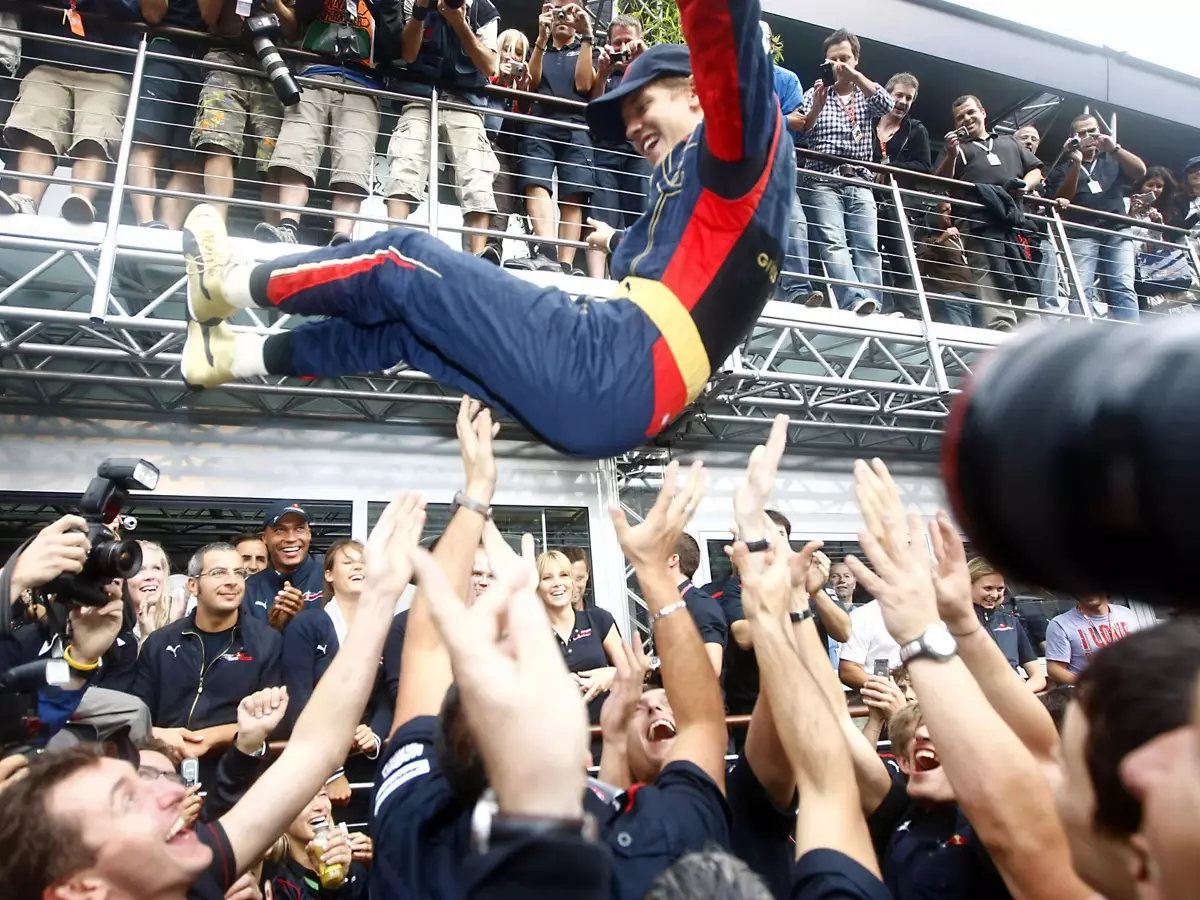 Sebastian Vettel jubelt über seinen ersten Formel-1-Sieg 2008 in Monza Foto zur News: Wie Sebastian Vettel: Formel-1-Fahrer mit Debütsiegen für mehrere Teams