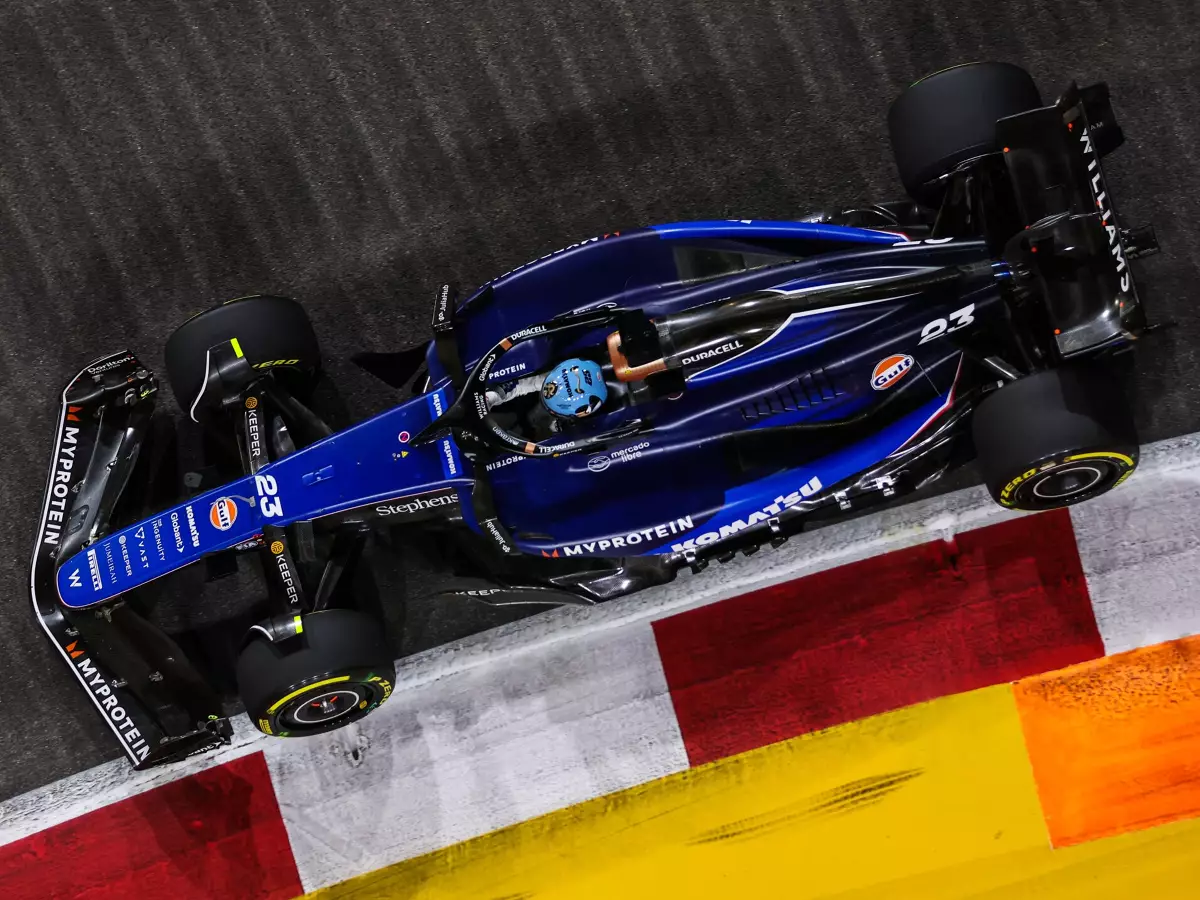 Alexander Albon beim Formel-1-Rennen in Singapur 2024 Foto zur News: "Alles dreht sich um 2026": Williams wird Saison 2025 opfern