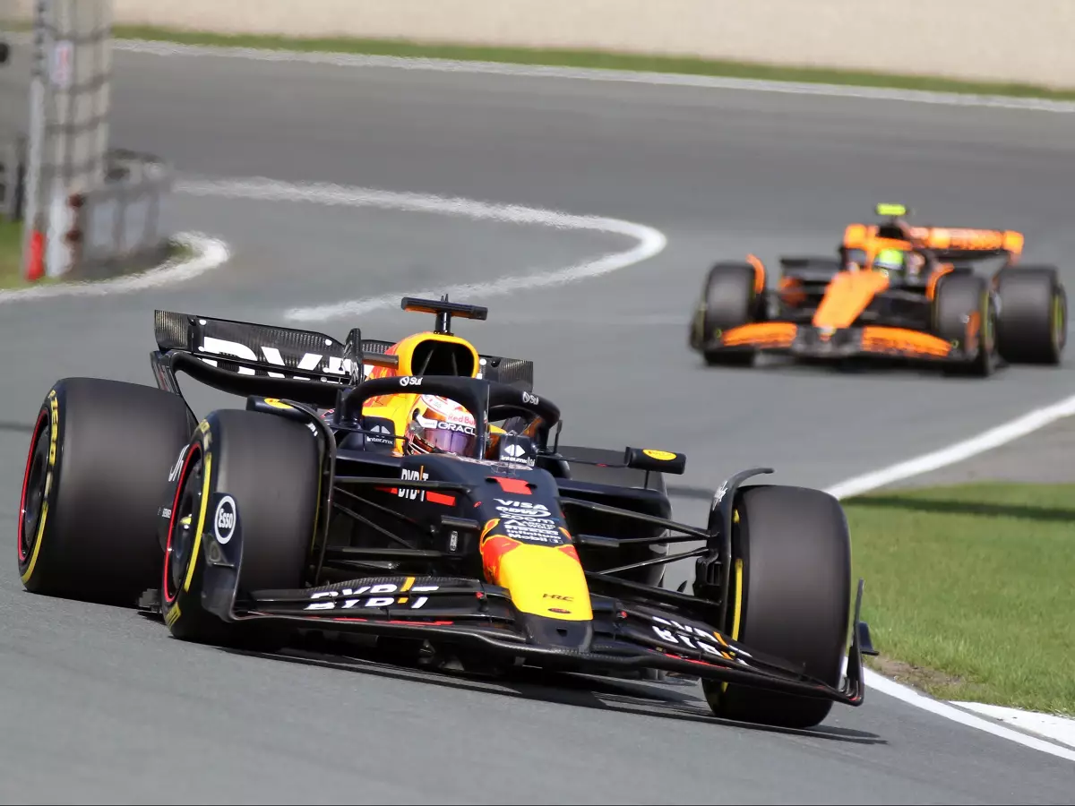 Max Verstappen, Lando Norris Foto zur News: Verstappen reagiert auf Red-Bull-Gerüchte: "Finde es wirklich bizarr"