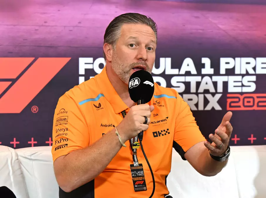 Foto zur News: Zak Brown nimmt FIA bei Bib-Affäre in die Pflicht: "Ich habe Fragen!"