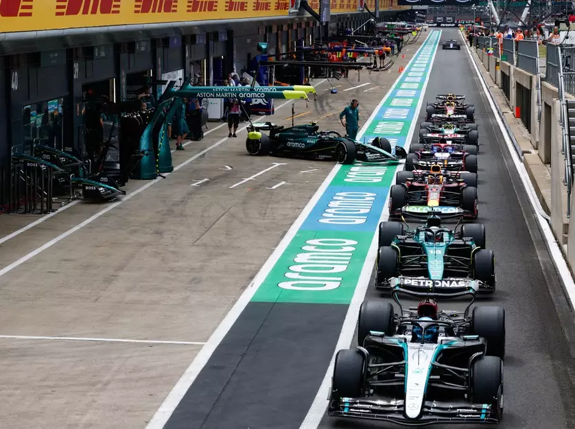 Formel-1-Autos in der Boxengasse Foto zur News: Parc-Ferme-Regeln: Wie die FIA ihre Einhaltung sicherstellt