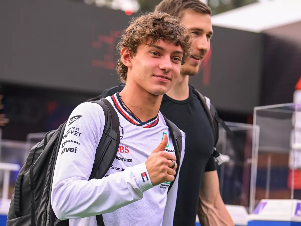 Andrea Kimi Antonelli bei der Ankunft im Fahrerlager des Mexiko Grand Prix Foto zur News: Geklärt: Hat Antonelli seinen Namen wirklich von Kimi Räikkönen?