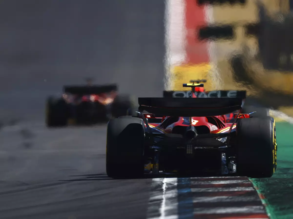 Foto zur News: Carlos Sainz bleibt bei Benzingeruch vage: "Kann nicht ins Detail gehen"