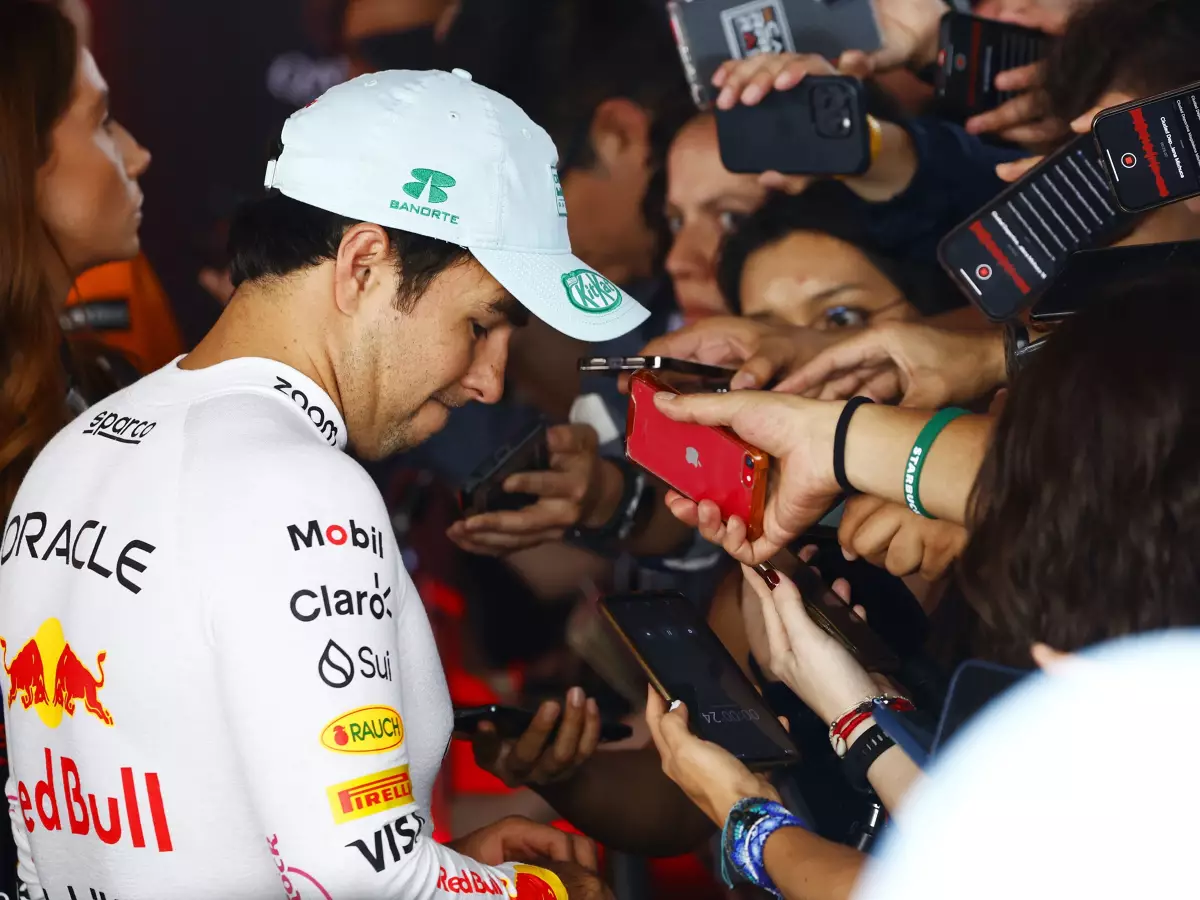 Versteinerte Miene: Sergio Perez muss den Medien sein Q1-Aus erklären Foto zur News: Sergio Perez zu Hause schon in Q1 raus: "Hatte Probleme mit den Bremsen"