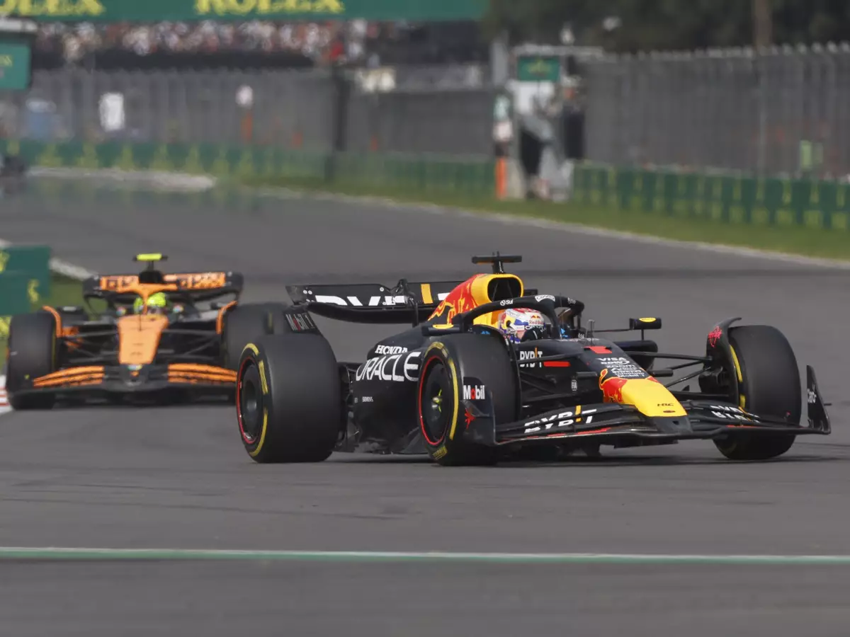 Max Verstappen und Lando Norris lieferten sich ein Duell über dem Limit Foto zur News: Marko: An Verstappen wurde in Mexiko "ein Exempel" statuiert