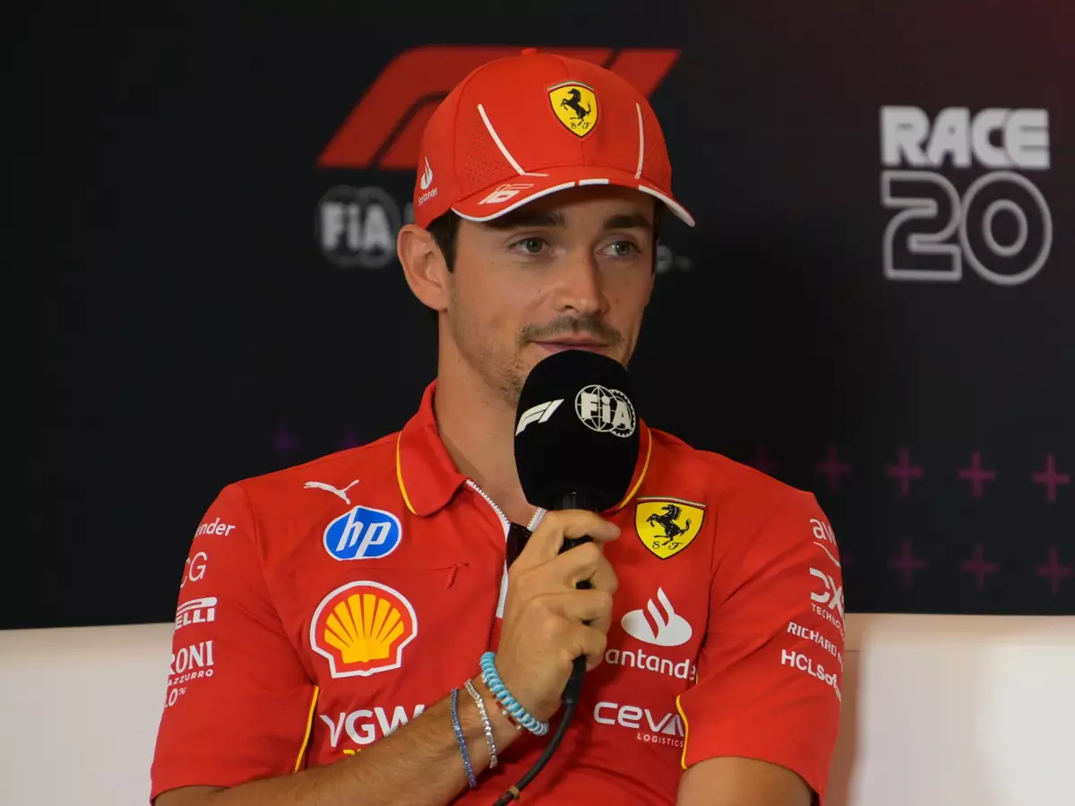 Charles Leclerc Foto zur News: "Fuck": FIA überprüft mögliche Untersuchung von Leclerc-Aussage in PK