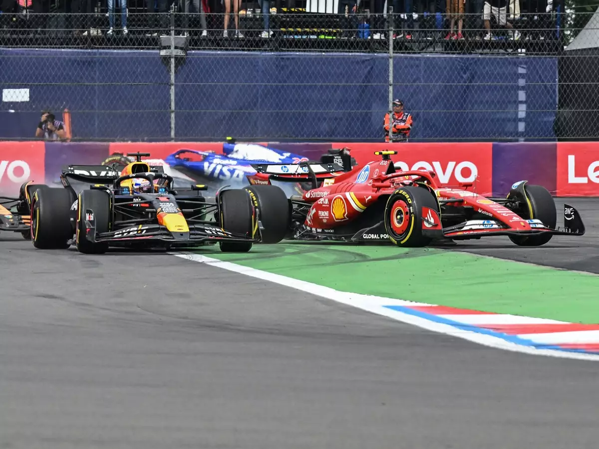 Max Verstappen drängt Carlos Sainz ab in Kurve 1 beim Formel-1-Rennen in Mexiko 2024 Foto zur News: Toto Wolff: Verstappen-Strafen verschieben das Limit in der Formel 1