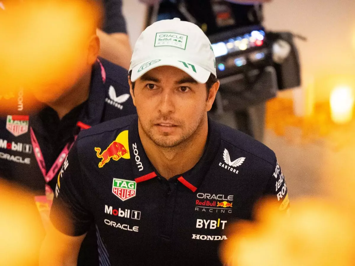 Sergio Perez im Formel-1-Fahrerlager in Mexiko Foto zur News: Jobgarantie nur noch für Brasilien: War es das für Sergio Perez?
