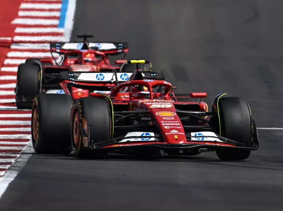 Carlos Sainz vor seinem Ferrari-Teamkollegen Charles Leclerc beim US-Grand-Prix in Austin 2024 Foto zur News: Ferrari: WM-Titelgewinn 2024 ist jetzt "realistisch möglich"