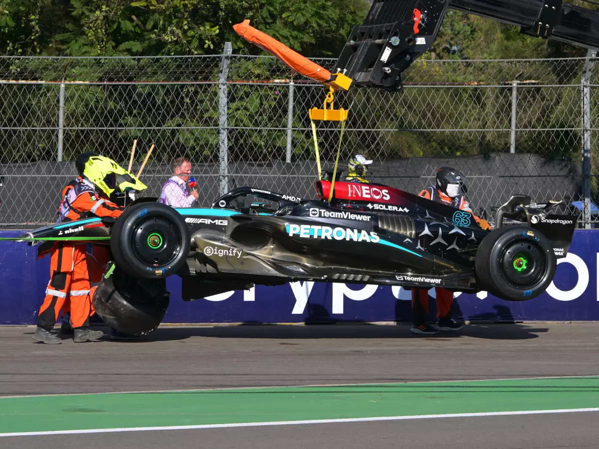 George Russell (Mercedes) crasht im Training zum Formel-1-Rennen in Mexiko 2024 Foto zur News: Harte Strafe: Das droht Mercedes bei weiterem Sperrstunden-Verstoß