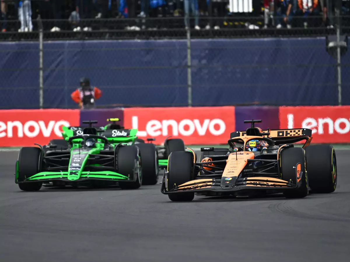 Oscar Piastri (McLaren MCL38) vor Valtteri Bottas (Sauber C44) beim Formel-1-Rennen in Mexiko 2024 Foto zur News: Valtteri Bottas: Was wir gesehen haben, war kein faires Racing mehr