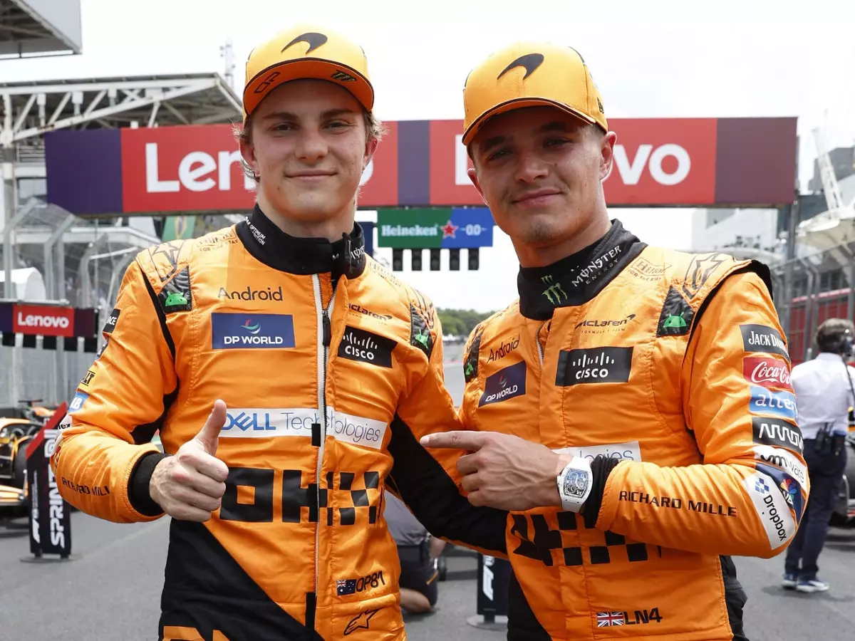 Für die WM: Oscar Piastri schenkte Lando Norris den Sprint-Sieg in Sao Paulo Foto zur News: Langes Zittern um geschenkten Sprint-Sieg - Norris: "Ich bin nicht stolz darauf"