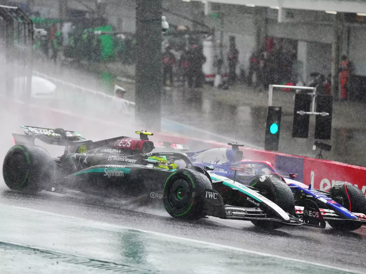 Lewis Hamilton, Liam Lawson Foto zur News: Lewis Hamilton flachst mit Journalist: "Gebe dir eine Million Dollar!"
